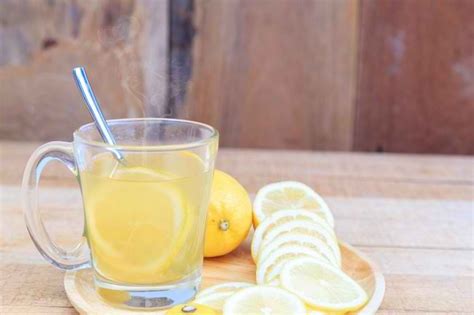 air hangat dengan tambahan lemon atau jahe